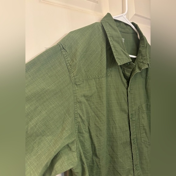 Mountain Hardwear Cotton Blend Button Down Short Sleeve in Green, Size L - Picture 3 of 9
